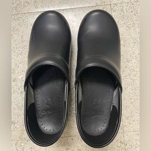 Dansko Professional BlackbLeather Clog